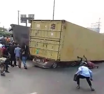 Container falls on car, kills driver in Ibadan - MicroSecondNews